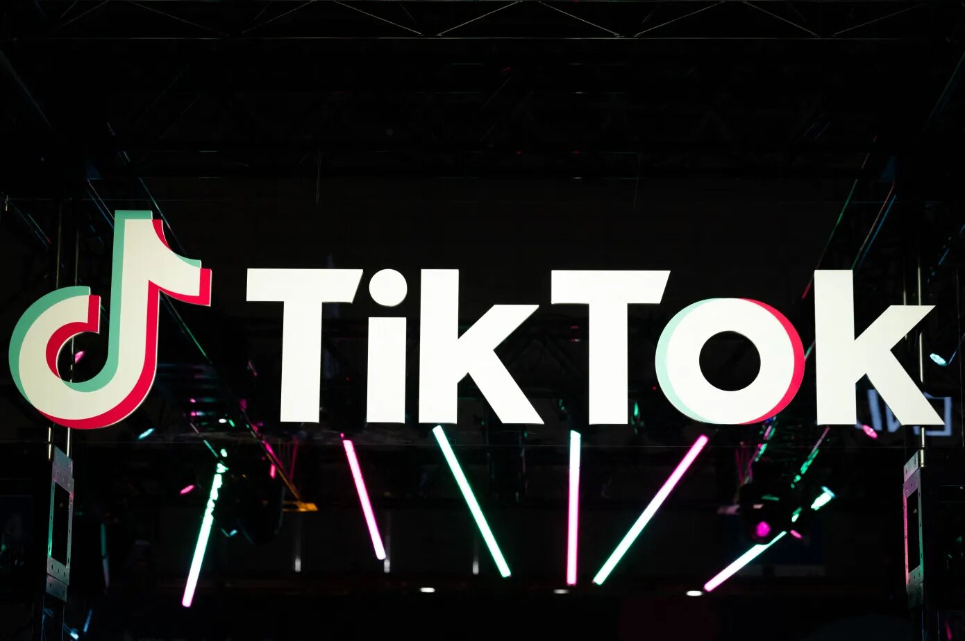 Read more about the article TikTok is testing a feature that composes music using AI in response to commands.
